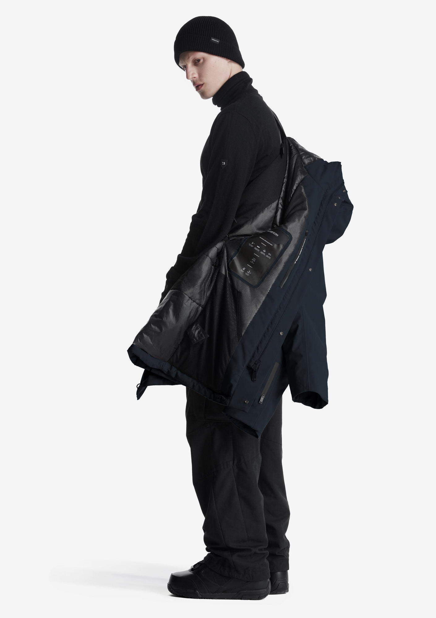 Krakatau // QM483 - Black